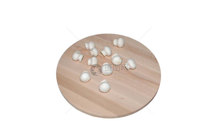 木质圆环切板上的新鲜小蘑菇孤立图片