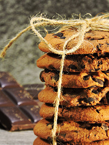 巧克力饼干配巧克力滴和黑巧克力片图片