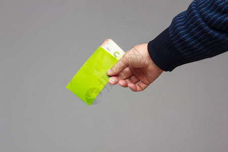 一个人手里拿着一个绿色的小信封图片