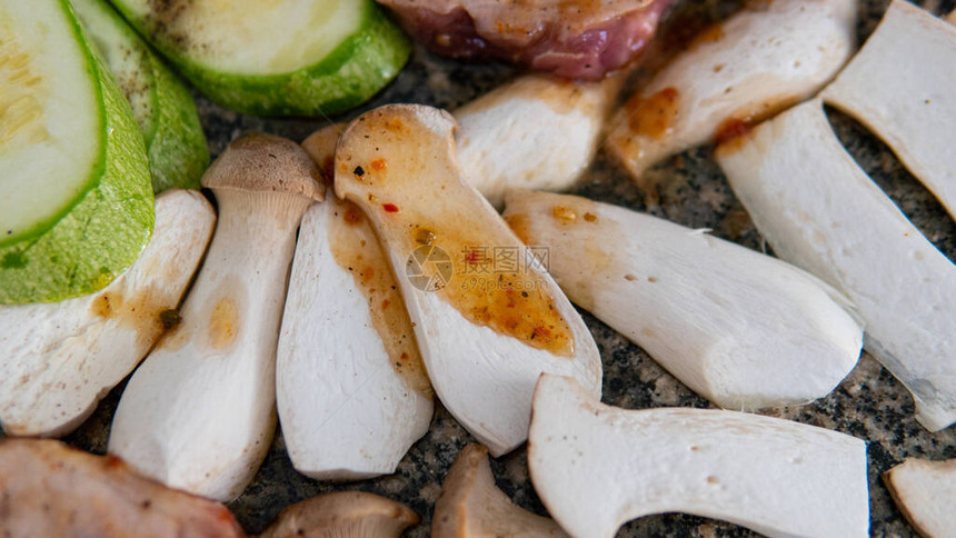 牡蛎蘑菇有用的林木蘑菇石图片