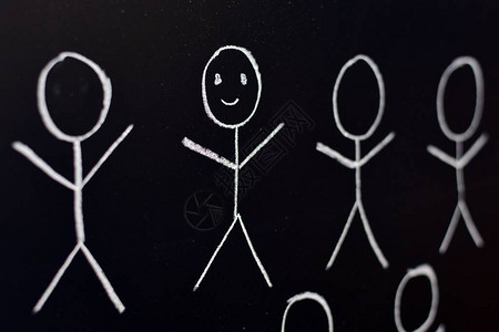 黑板上用粉笔画的一组人物图片