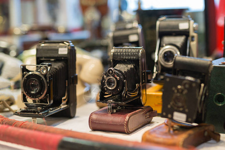 古老的黑色折叠相机与图片