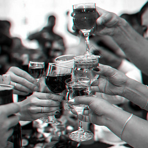 一群朋友的手碰着酒杯敬酒和祝贺在餐厅度假3D虚拟现实故障效应3D虚图片