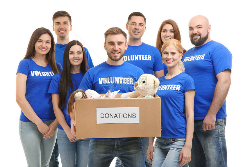 年轻志愿者带一箱白背景捐款图片