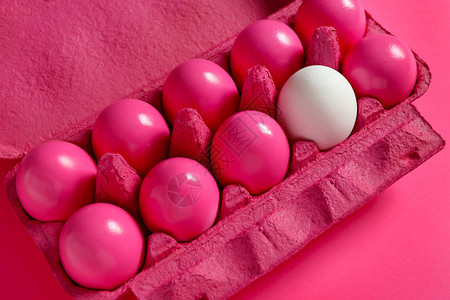 包装中的粉红色鸡蛋中的白鸡蛋独特概念图片