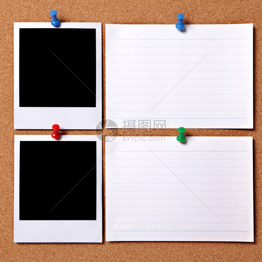 空白的照片指纹和白色信息卡被钉在cork通知板上图片
