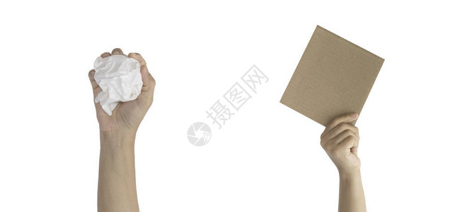 近身手握着一套回收纸折叠纸和在白色背景上隔绝的棕色纸盒生态环境保护图片