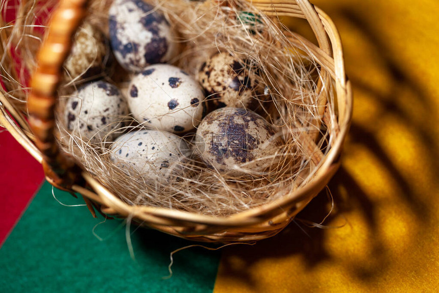 柳条篮中的新鲜有机鹌鹑蛋产品有机食品自制鹌鹑蛋近景复活节蛋白图片