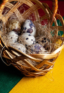 柳条篮中的新鲜有机鹌鹑蛋产品有机食品自制鹌鹑蛋近景复活节蛋白图片