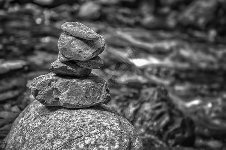 平衡河石堆中的鹅卵石宁静的概念图片