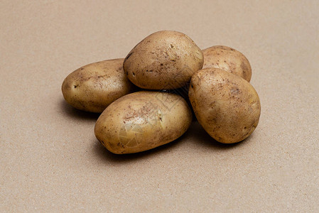 工艺颜色背景上的生脏土豆图片