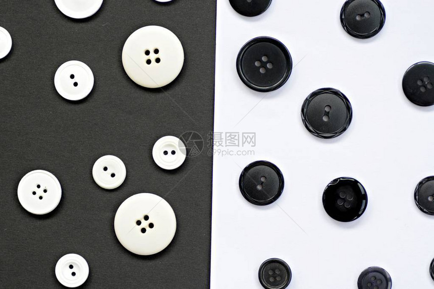 白色背景上的黑色按钮和黑色背景上的白色按钮的概念图片