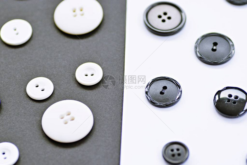 白色背景上的黑色按钮和黑色背景上的白色按钮的概念图片