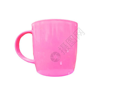 白色背景上有水滴的粉色塑料杯图片