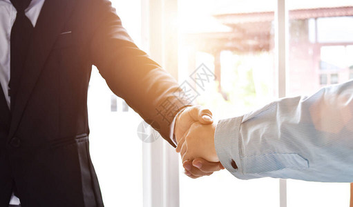 商人和女握手图片