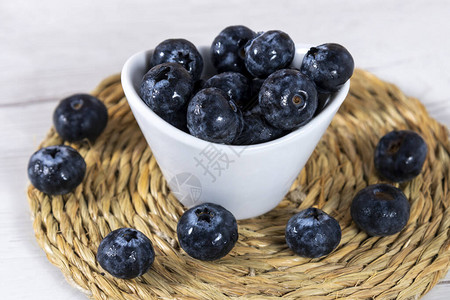白碗中的天然蓝莓图片