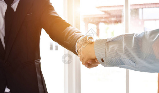 商人和女握手图片