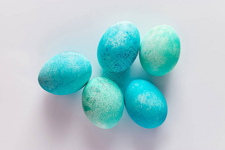 浅色背景的美丽的蓝色东边鸡蛋背景图片
