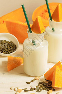 两瓶无乳糖的蔬菜牛奶切橙子南瓜和向图片