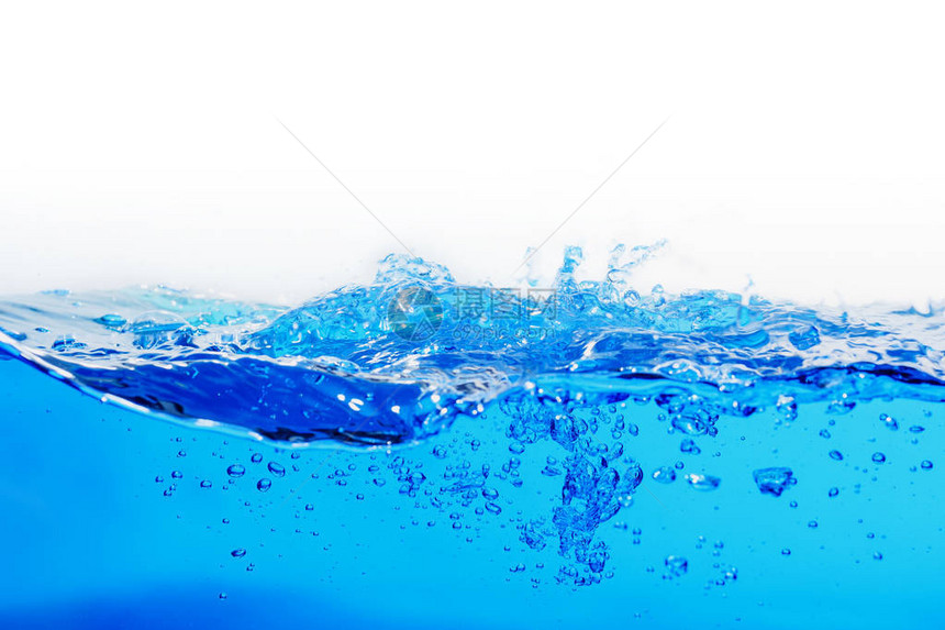 蓝色的水溅关闭了水溅形成的形状与在白色背景上隔图片