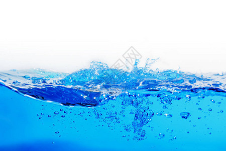 蓝色的水溅关闭了水溅形成的形状与在白色背景上隔图片