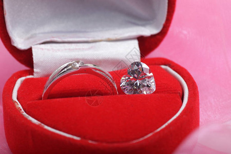 金婚戒指和钻石的宏观拍摄心脏塑造图片