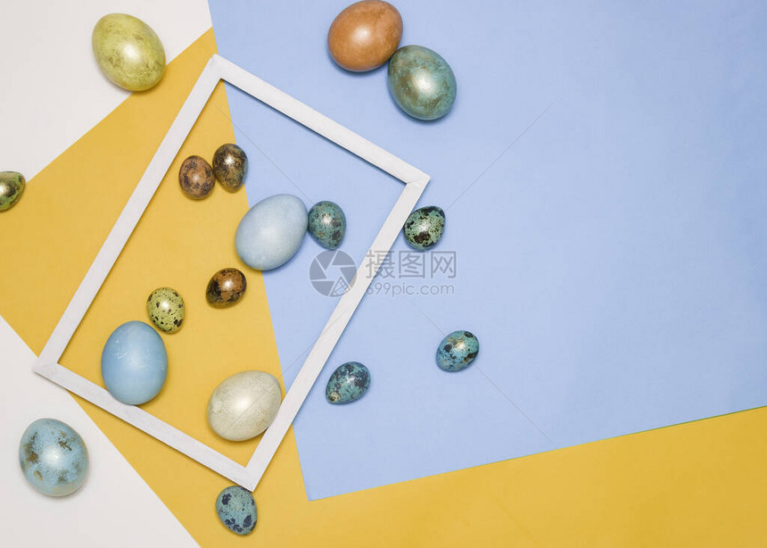 彩色复活节彩蛋装在木制白色框架中图片