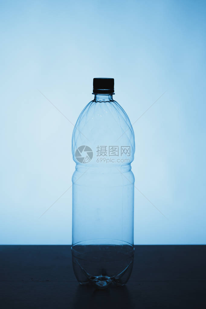 蓝色背景上的空塑料瓶剪影图片