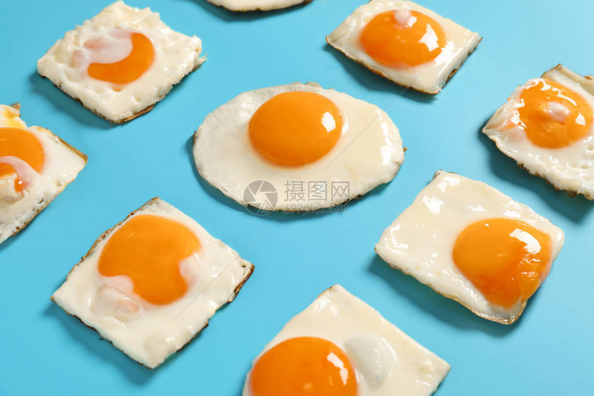 彩色背景的切蛋中全部炸鸡蛋图片