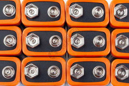 大量橙色电池的背景图象几行排立起来图片