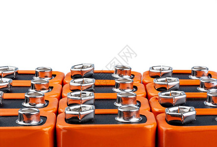 许多橙色电池组几行长白底的孤立图片
