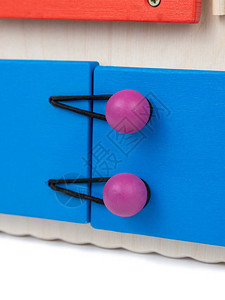 一个蓝色挂锁的特写镜头在一个木制繁忙的板子教育玩具上图片