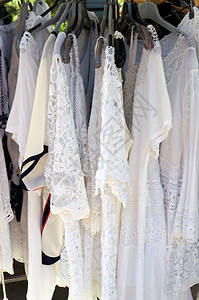 白衣裙和衣架上的衣服图片