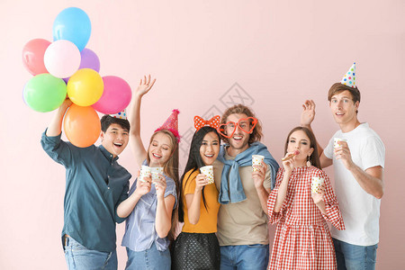 一群在彩色背景上庆祝生日图片