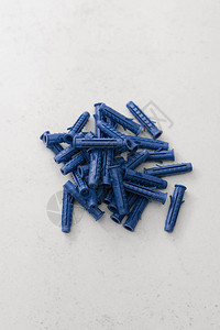 一堆蓝色的塑胶除尘器在Samoyed是一群灰色背景的人建筑用的Fas图片