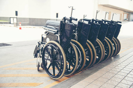 在有复印空间的医疗院为残疾患者服务提供一排轮椅停车位轮椅组图片