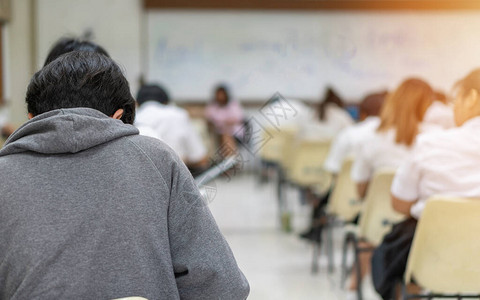 与学生在课堂上的考试对有压力的年轻人的课堂背景进行大学和大学教育背图片