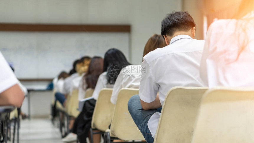 与学生在课堂上的考试对有压力的年轻人的课堂背景进行大学和大学教育背图片