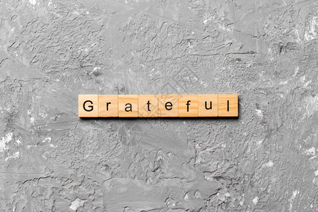在木块上写着感激之词感激在桌上图片