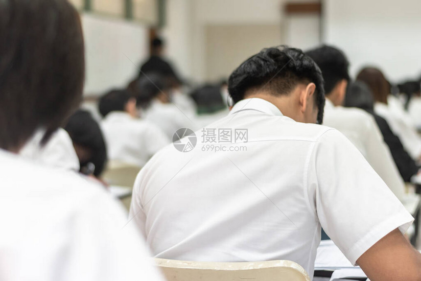 学生考试努力思考在课堂上为教育大学入考试和世界扫盲图片