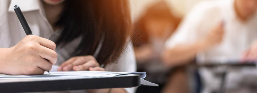 教育学校考试或教育测试学生认真思考的入学大学课堂写作答案教育和世图片