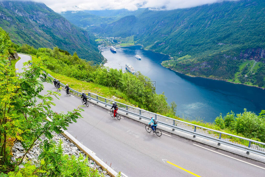 Geirangerfjord尽头的游轮图片