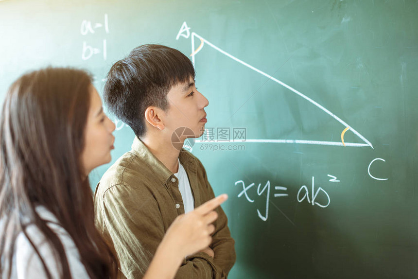 一群学生在课堂上解决数学问题图片
