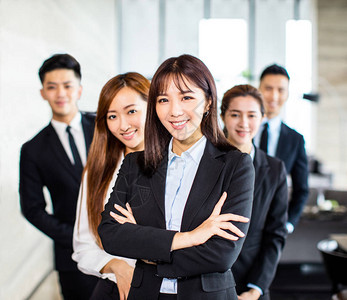 自信的亚洲商业团队站在办公室图片