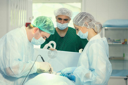 手术室外科医生麻醉师和护士在图片