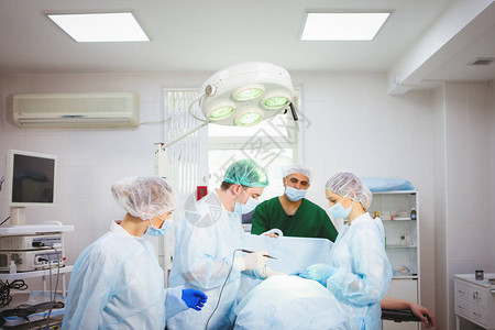 手术室外科医生麻醉师和护士在图片