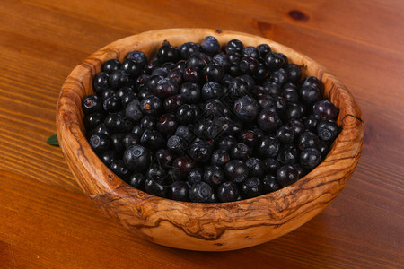 木碗里的野生蓝莓图片