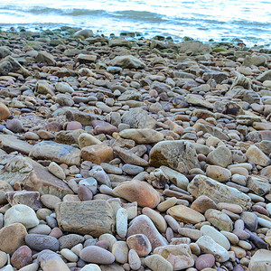 海边沙滩上的石头图片