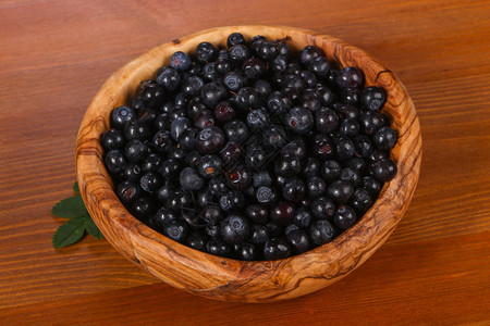 木碗里的野生蓝莓图片