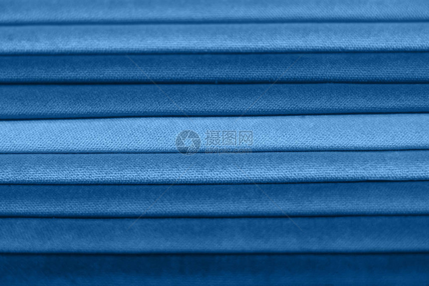 窗帘用纺织品样蓝色调的窗帘样品挂着室内面料的选择2020年色彩概念今图片